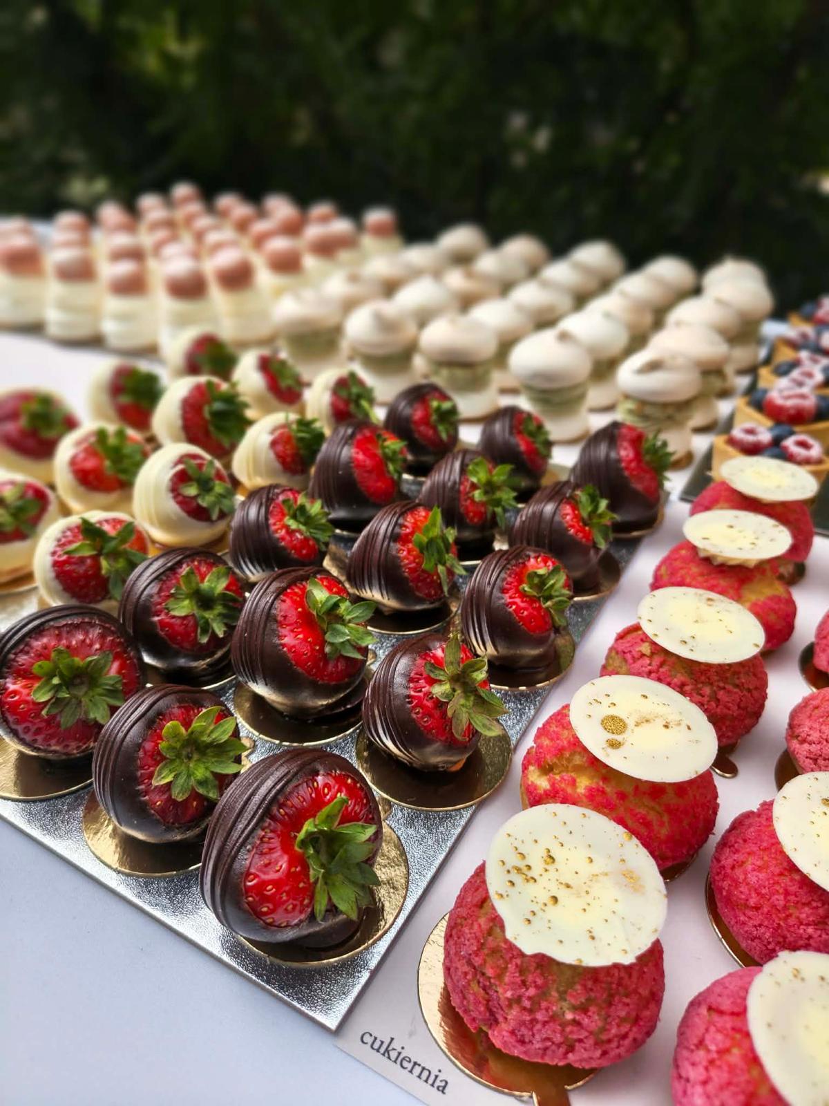 Premium desery — truskawki w czekoladzie i ptysie z kremem