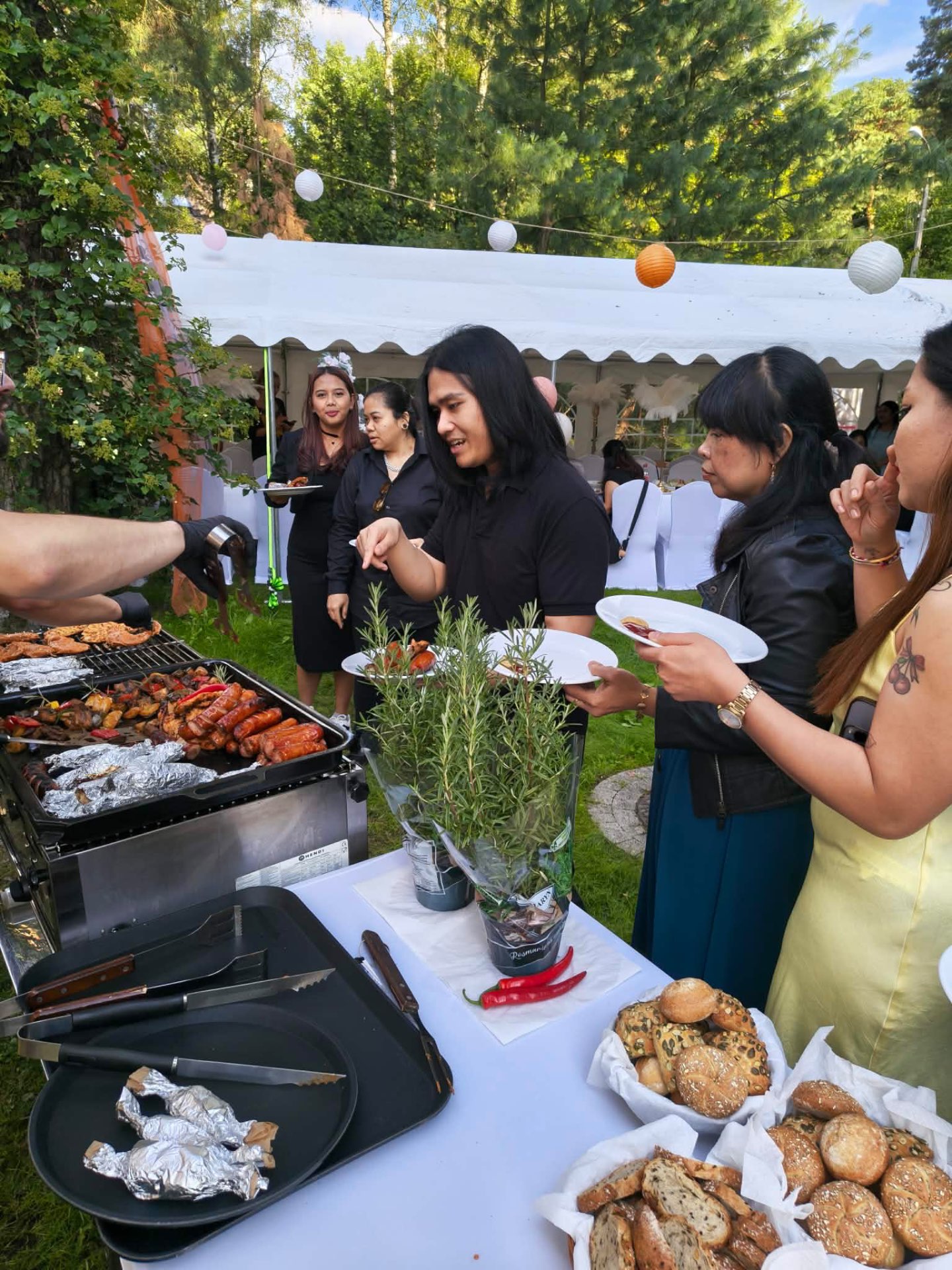 Grill catering podczas przyjęcia plenerowego